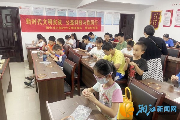 孩子们用多彩的矿物石进行艺术创作.jpg 孩子们用多彩的矿物石进行艺术创作.jpg