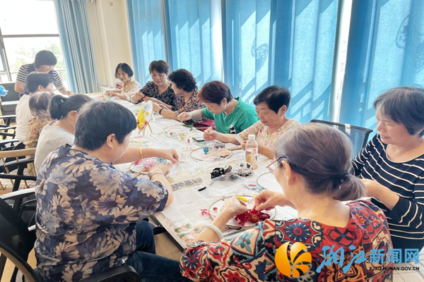 长者们制作干花团扇.png 长者们制作干花团扇.png