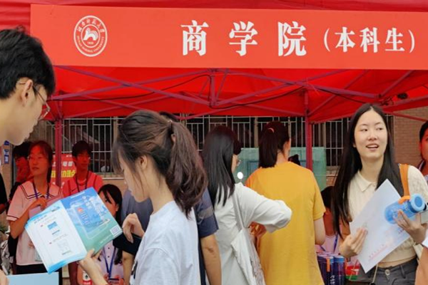 工作人员介绍湘易办APP.png 工作人员介绍湘易办APP.png