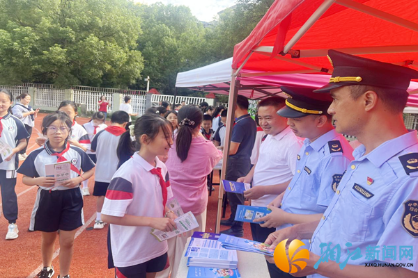发放安全知识手册.png