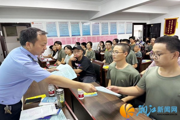 发放“防范电信诈骗告知书”.jpg