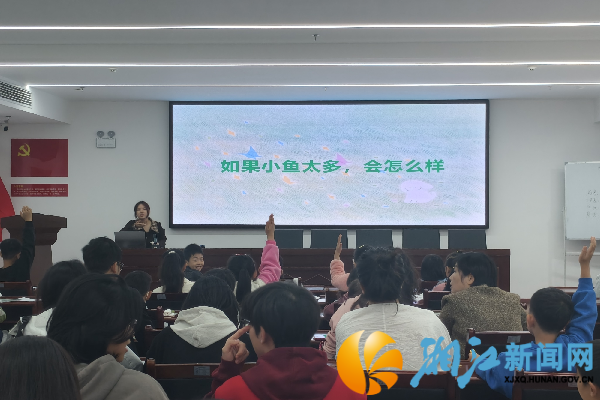 小朋友积极举手回答问题_副本.png 小朋友积极举手回答问题_副本.png