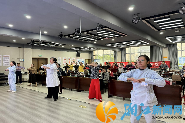 现场学习“八段锦”_副本.png 现场学习“八段锦”_副本.png