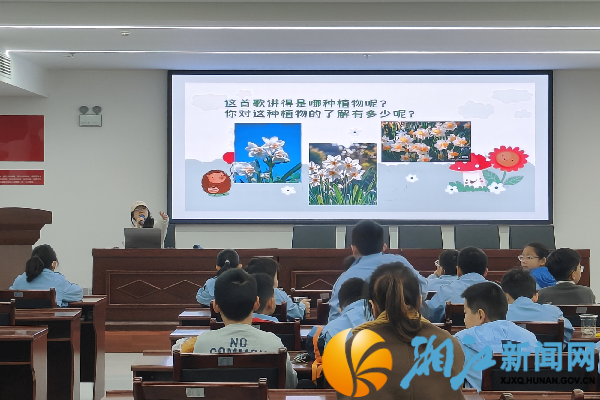 主讲人开展水仙花科普知识专业宣讲_副本.png 主讲人开展水仙花科普知识专业宣讲_副本.png