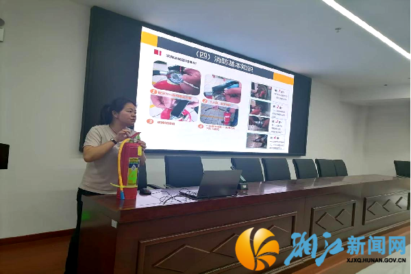 现场演示灭火器的使用及日常维护_副本.png