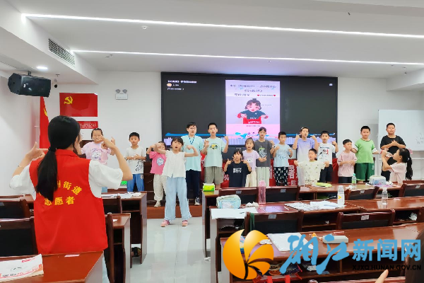 学生进行手势舞的学习_副本.png