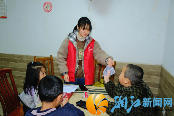 志愿者讲师发放卡片与社区儿童开展互动教学_副本.png
