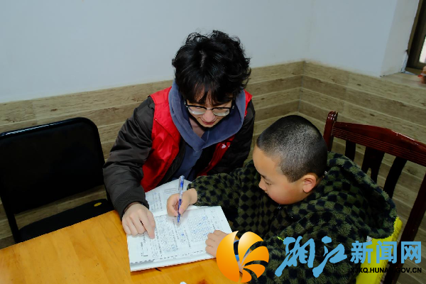 志愿者与社区儿童一对一结对并耐心辅导孩子完成手工_副本.png