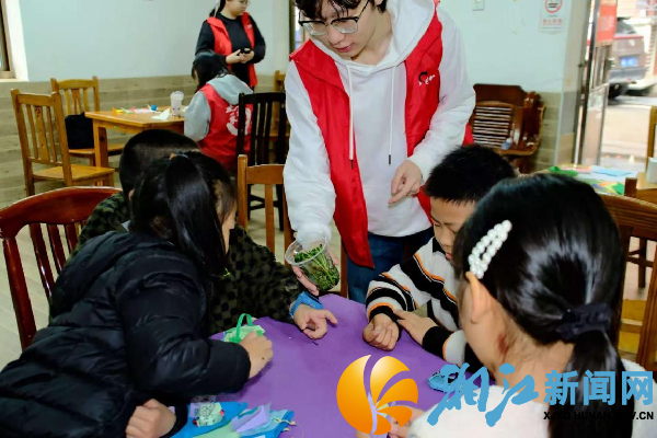 志愿者向社区儿童讲解生物科普小知识_副本.png 志愿者向社区儿童讲解生物科普小知识_副本.png