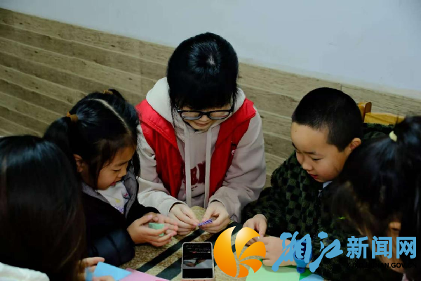 志愿者和社区儿童们共同完成手工作品_副本.png 志愿者和社区儿童们共同完成手工作品_副本.png