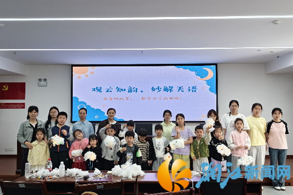志愿者与小朋友合影_副本.png 志愿者与小朋友合影_副本.png