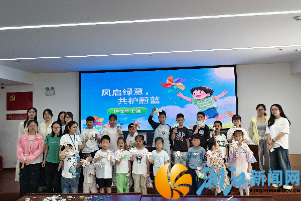 志愿者与小朋友合影_副本.png 志愿者与小朋友合影_副本.png