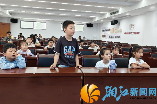小朋友积极举手回答问题_副本.png 小朋友积极举手回答问题_副本.png