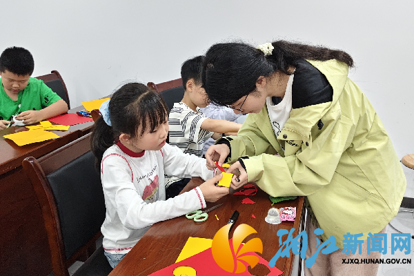 志愿者协助小朋友完成手工制作_副本.png
