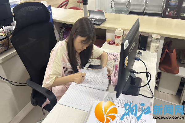 社区助理整理社区资料_副本.png