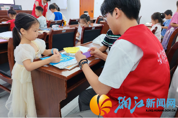 志愿者带领同学们一起做手工_副本.png 志愿者带领同学们一起做手工_副本.png
