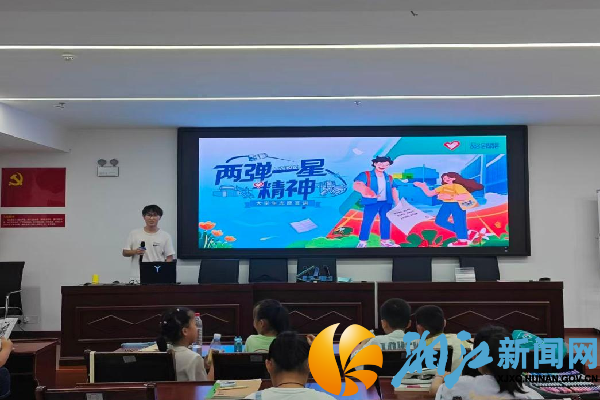 志愿者进行课程讲解_副本.png 志愿者进行课程讲解_副本.png