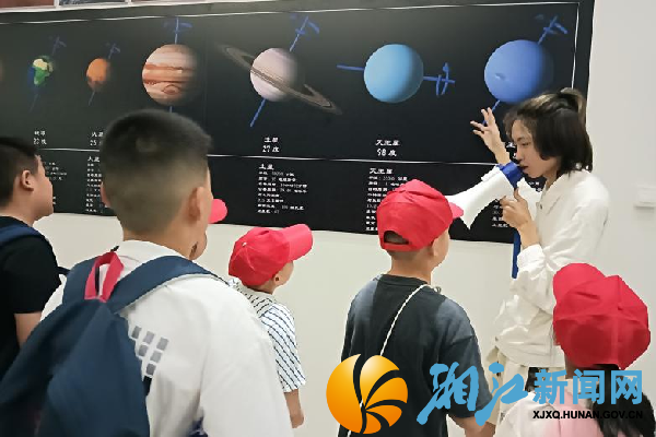 主讲人讲解八大行星知识_副本.png 主讲人讲解八大行星知识_副本.png