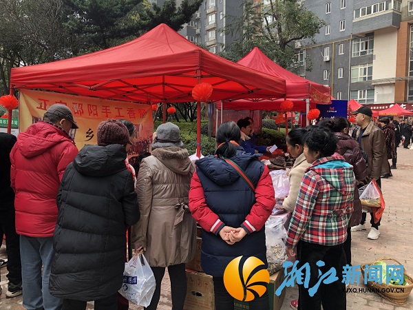邵阳特色农产品档位前居民纷纷抢购_副本.jpg