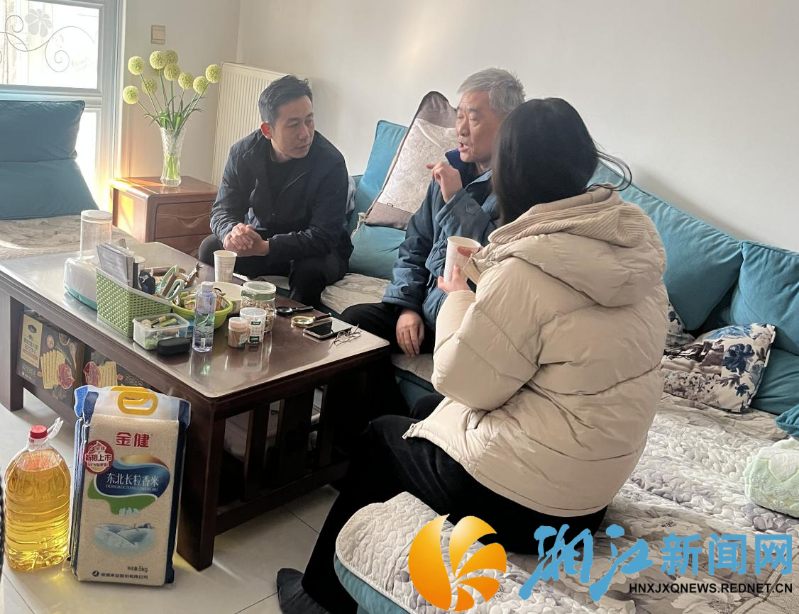 0120黄泥岭慰问党员_副本.png 0120黄泥岭慰问党员_副本.png