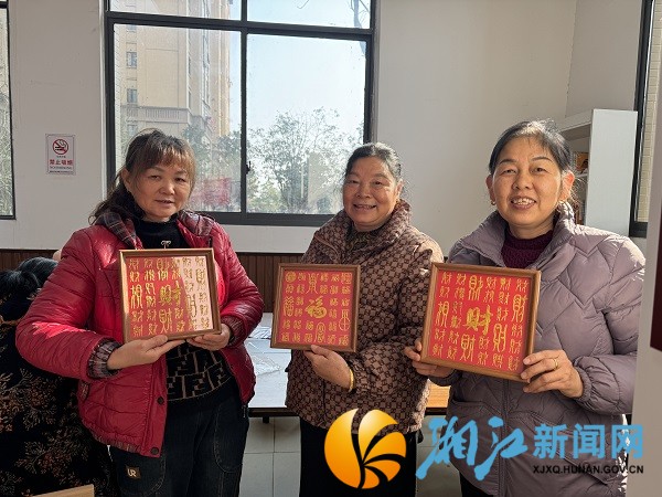 花溪社区开展“妙笔迎新春,花溪赠祝福”手工活动_副本.jpg 花溪社区开展“妙笔迎新春,花溪赠祝福”手工活动_副本.jpg