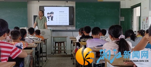 坪塘街道“利剑护蕾”行动：法治宣讲进校园，共筑安全防护网_副本.jpg