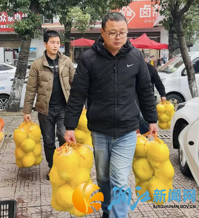学锦义卖柚子2.png