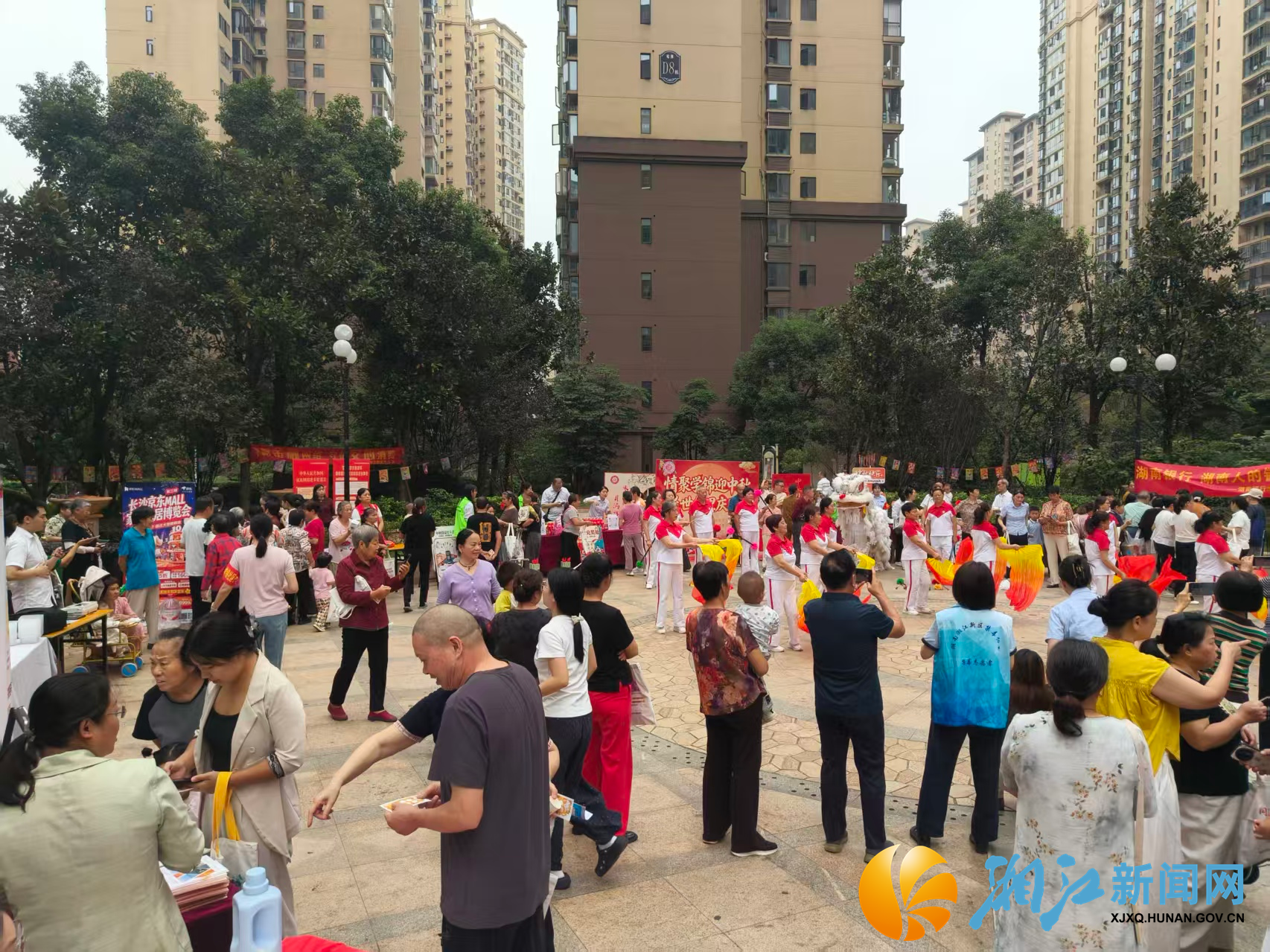 9.24新闻稿--学锦社区举办“情聚学锦迎中秋·晟世邻里庆国庆”双节游园会3.png