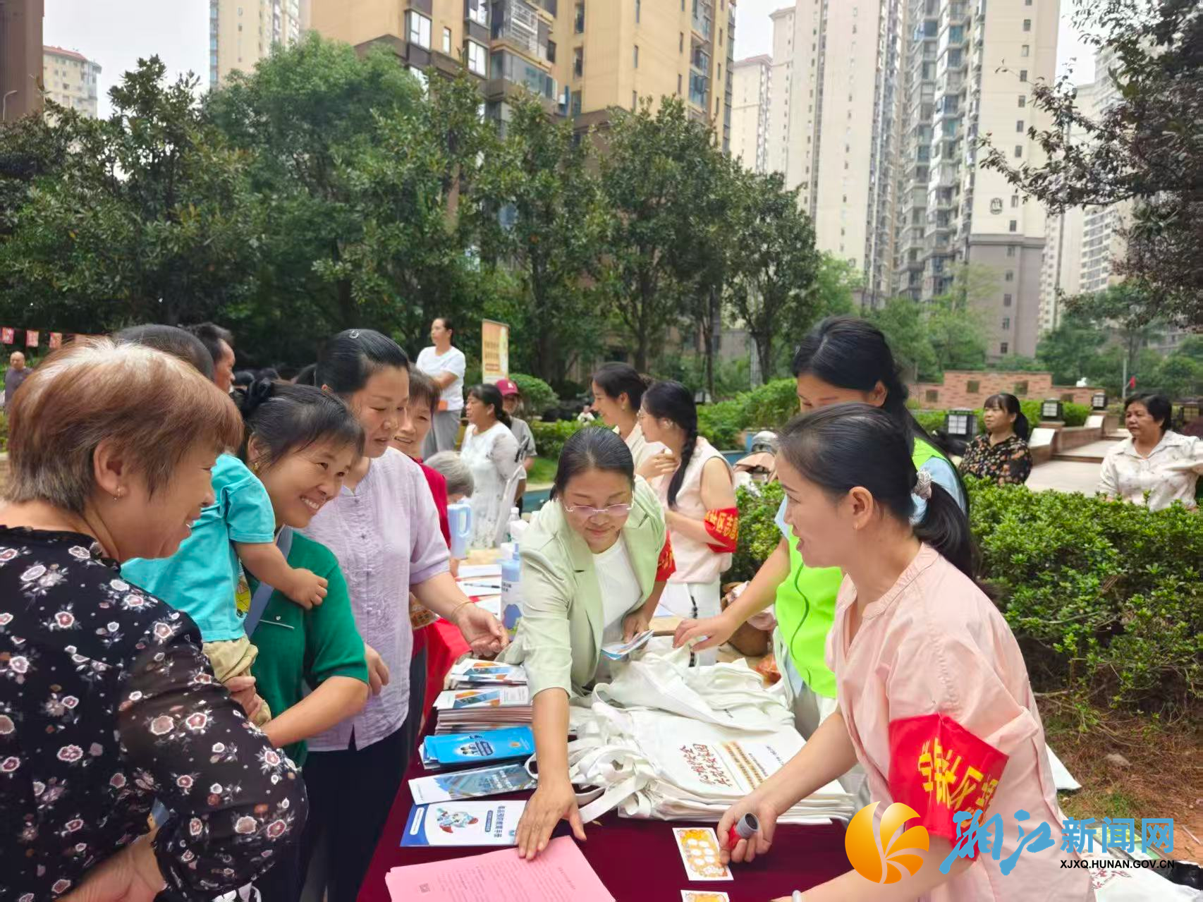 9.24新闻稿--学锦社区举办“情聚学锦迎中秋·晟世邻里庆国庆”双节游园会2.png