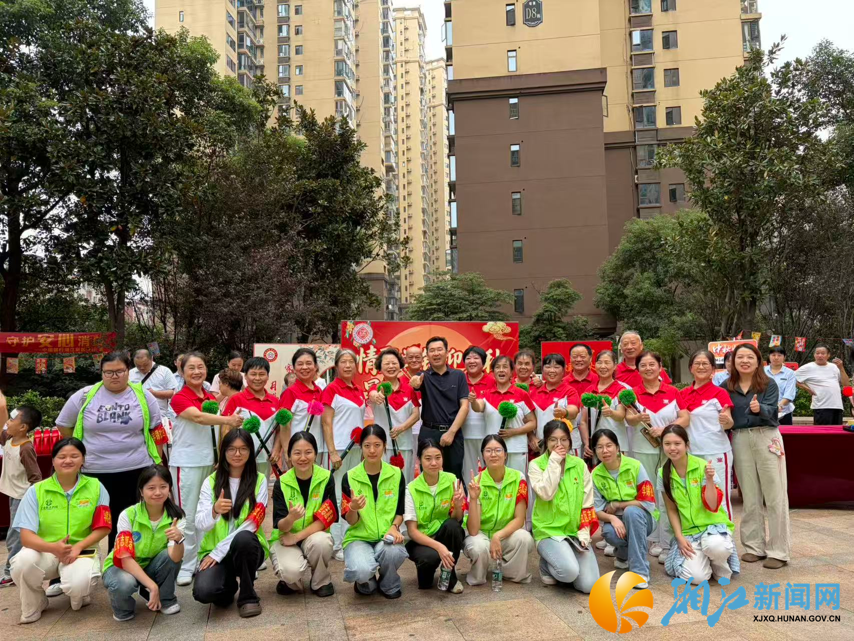 9.24新闻稿--学锦社区举办“情聚学锦迎中秋·晟世邻里庆国庆”双节游园会1.png