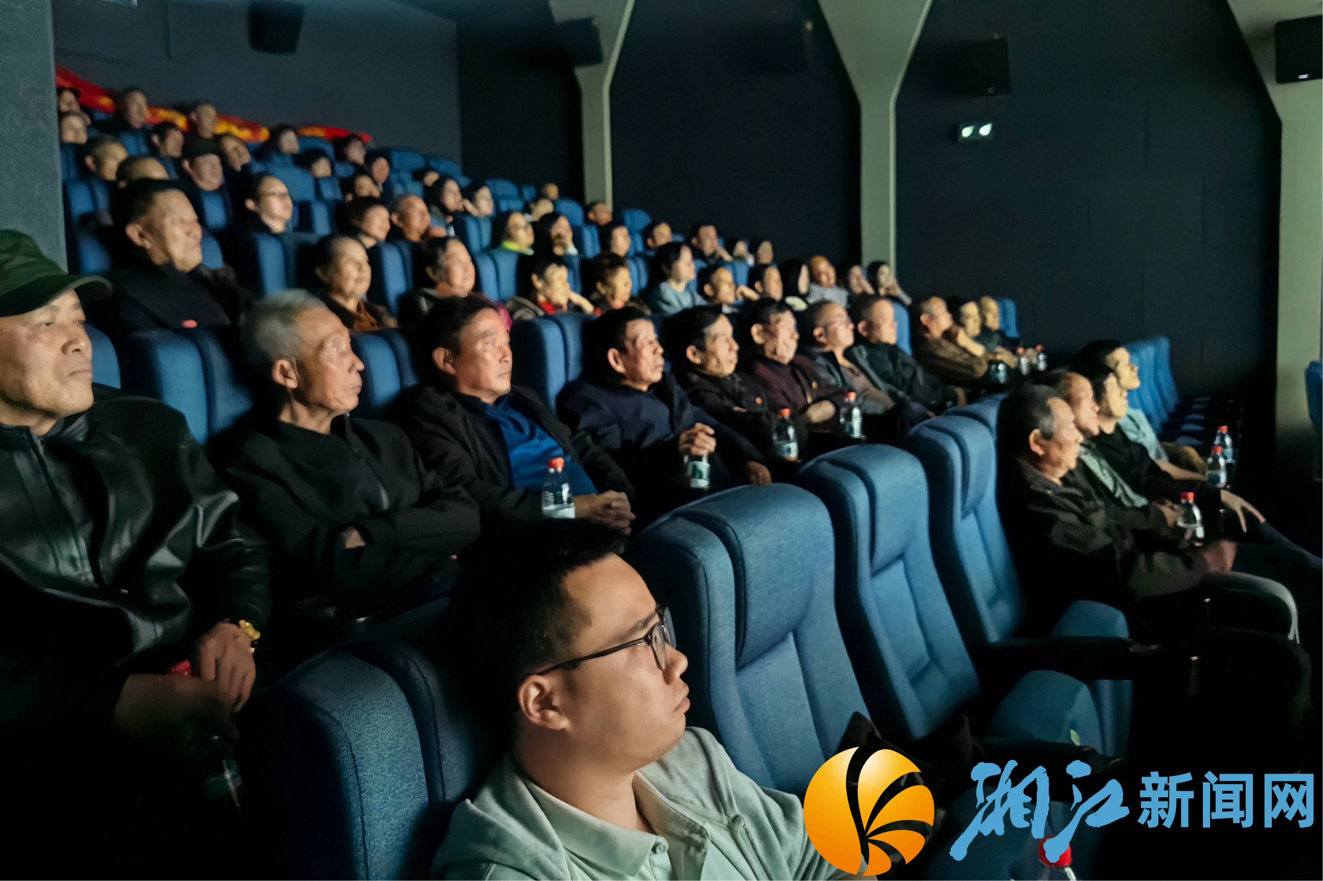 含泰社区党员观影1.jpg 含泰社区党员观影1.jpg