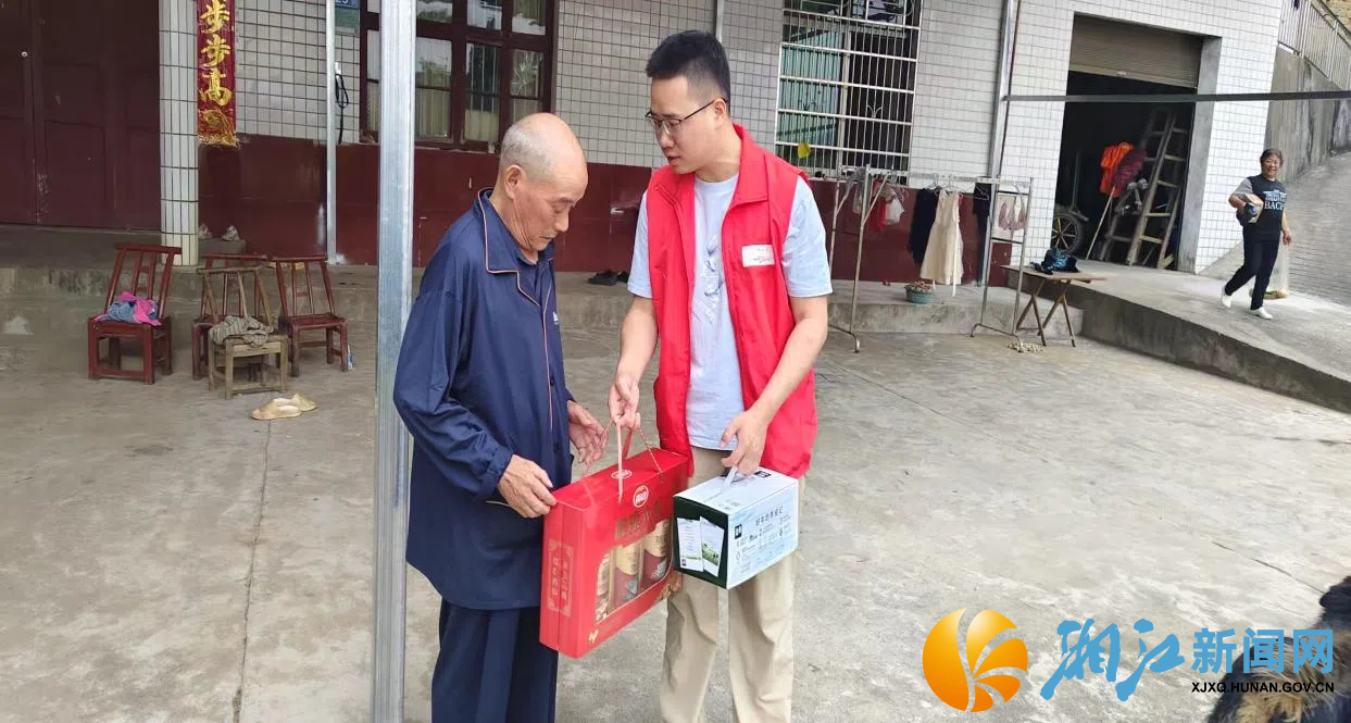 送慰问品。