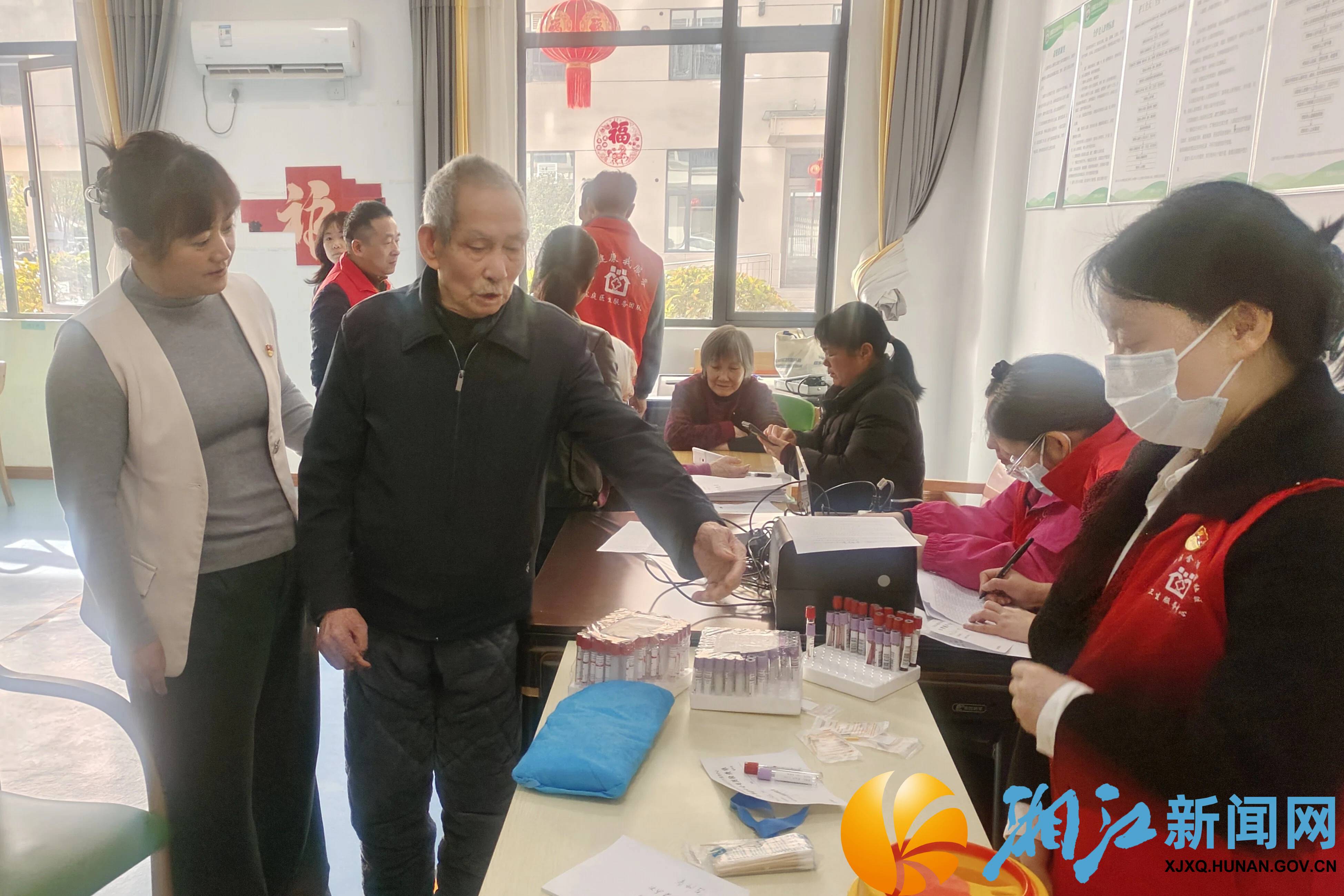 芝字港村支部义诊2.jpg 芝字港村支部义诊2.jpg