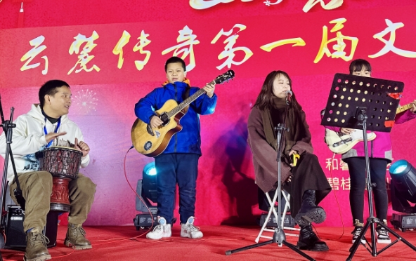 和馨园社区云麓传奇文艺晚会现场。