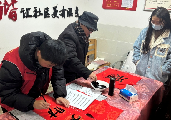麓谷街道长庆社区送春联活动现场。