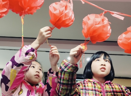 麓谷街道锦绣社区制作灯笼活动现场。
