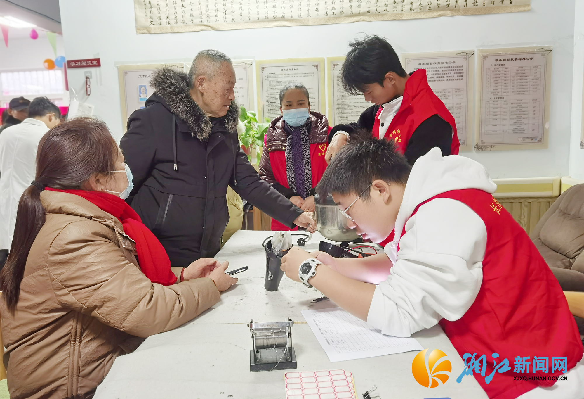 麓谷街道和馨园社区学雷锋活动现场。