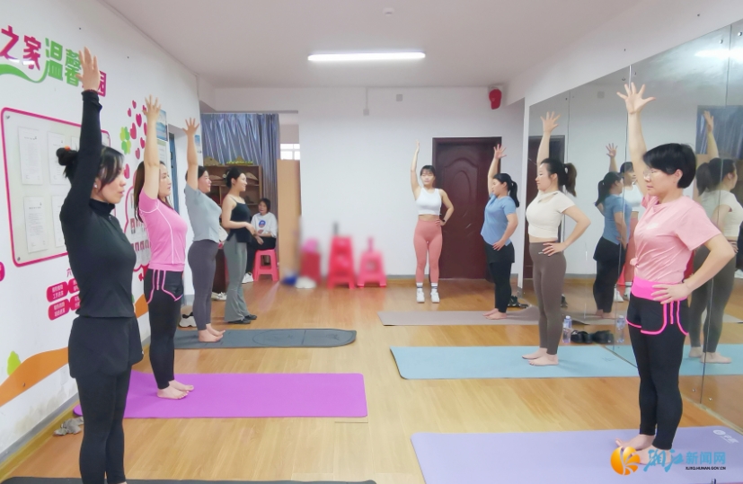 长庆社区开展瑜伽培训活动。
