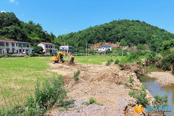 不等不靠,金华村党员群众自发组成清淤帮扶队,挨家挨户疏通水渠、修补田埂,全力保住农田收成。_副本.jpg 不等不靠,金华村党员群众自发组成清淤帮扶队,挨家挨户疏通水渠、修补田埂,全力保住农田收成。_副本.jpg