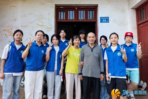 队员与八旬老人的合影_副本.jpg 队员与八旬老人的合影_副本.jpg