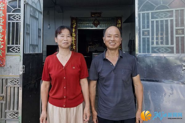夫妻合影_副本.jpg 夫妻合影_副本.jpg