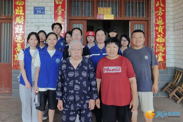 石阶上与老人们的合影_副本.jpg 石阶上与老人们的合影_副本.jpg