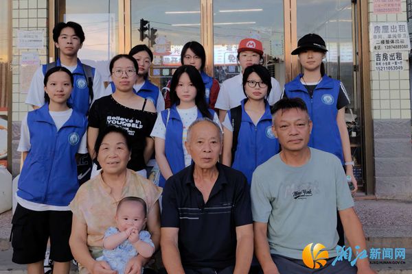团队与饭店夫妻的合影_副本.jpg 团队与饭店夫妻的合影_副本.jpg