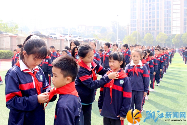 东校区佩戴红领巾1.JPG