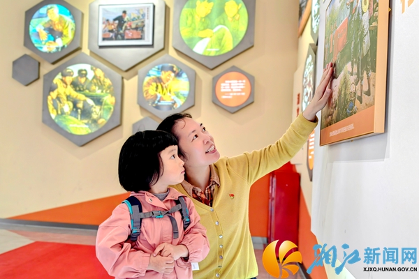 教师带小朋友走进雷锋纪念馆讲雷锋的故事.jpg 教师带小朋友走进雷锋纪念馆讲雷锋的故事.jpg