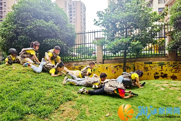 幼儿游戏中体验红军过草地.jpg 幼儿游戏中体验红军过草地.jpg