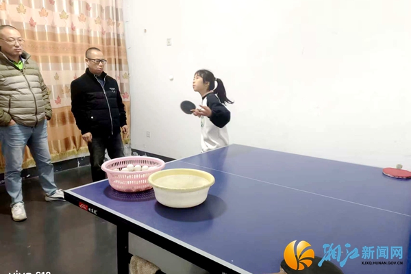 4很多家里已经把乒乓球桌变成了学习桌、餐桌.jpg 4很多家里已经把乒乓球桌变成了学习桌、餐桌.jpg