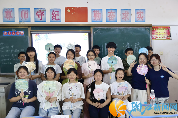 2孩子们展示漆扇作品.png