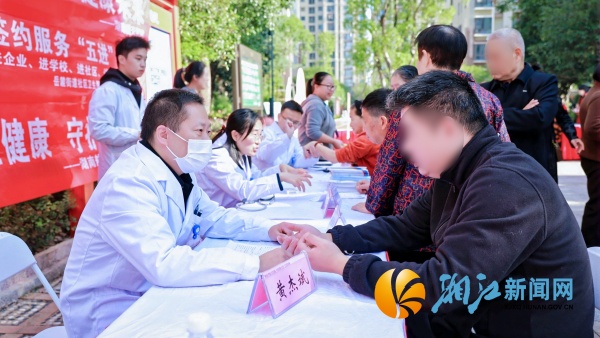 湖南航天医院多位专家现场坐诊,为居民提供骨关节病、慢性病、中医调理、急诊内科等方面的健康咨询与诊疗服务。_副本.jpg