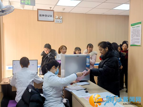 前来进行两癌筛查的居民正在登记.jpg 前来进行两癌筛查的居民正在登记.jpg